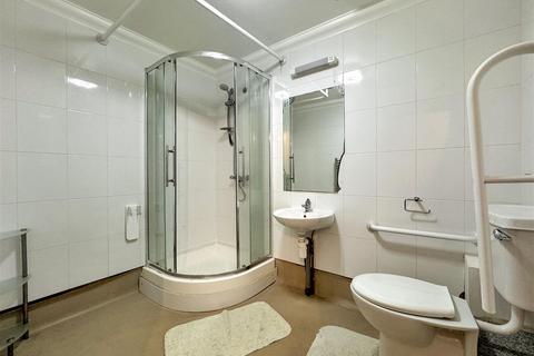 Flat A, 31 Whitton Dene, Whitton, Hounslow, TW3 2JN