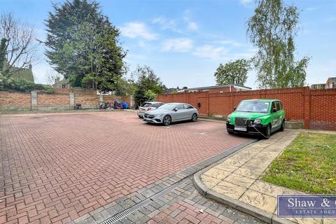 Flat A, 31 Whitton Dene, Whitton, Hounslow, TW3 2JN