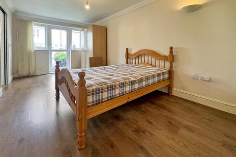 Flat A, 31 Whitton Dene, Whitton, Hounslow, TW3 2JN