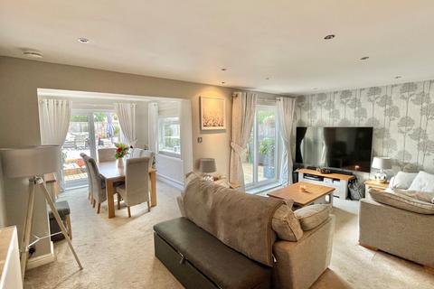 73 Grasmere Gardens, Folkestone, CT19 5JL