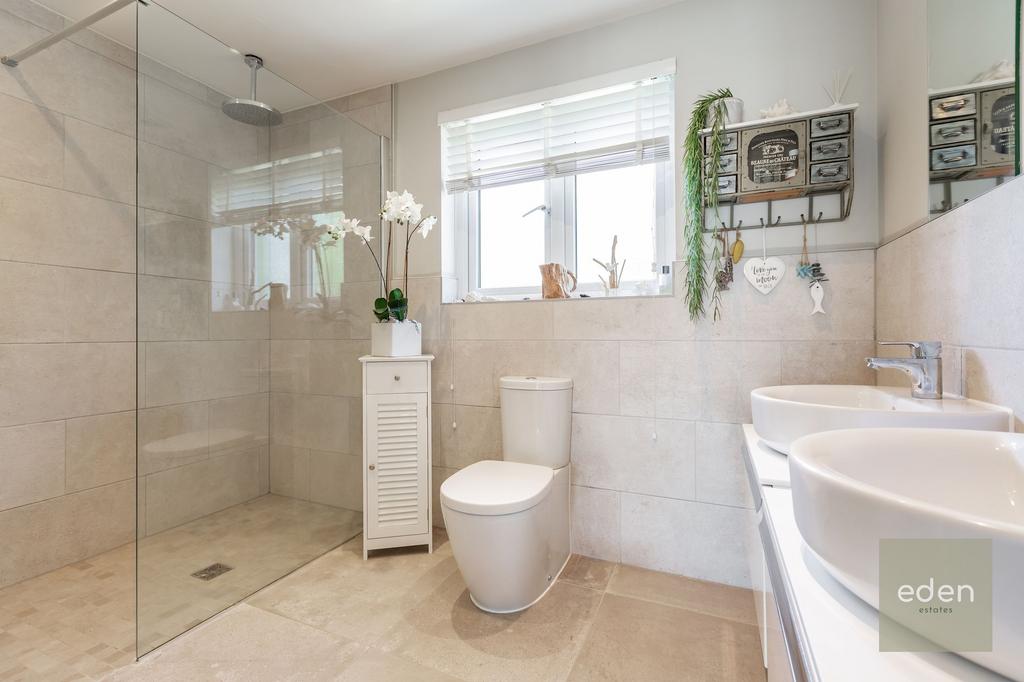 En-suite to master