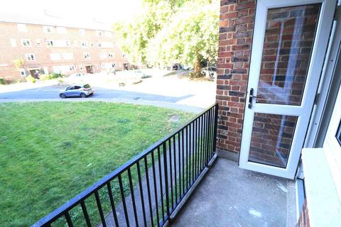 3 bedroom flat to rent, Sheenwood, Sydenham