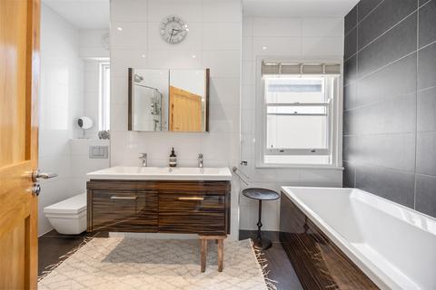 43d Belsize Square, London, NW3 4HN