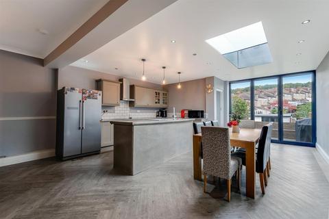 4 bedroom end of terrace house for sale, Kings Head Hill, London E4