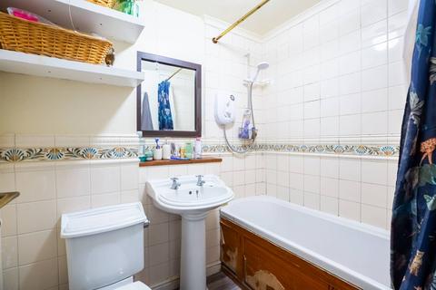 2 bedroom flat for sale, Mandeville Court, E4, Chingford, London, E4