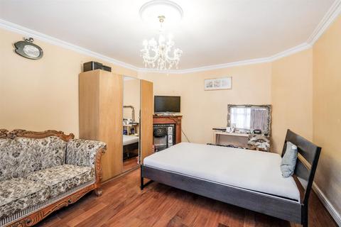 5 bedroom end of terrace house for sale, New Road, Chingford