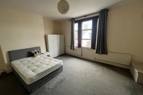 4 bedroom flat to rent, Mitcham Road, SW17