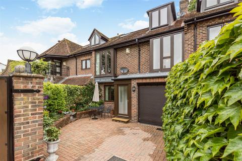 3 bedroom terraced house to rent, East Walls Close, Chichester