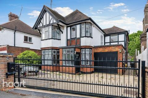 Whitehill Avenue, Luton