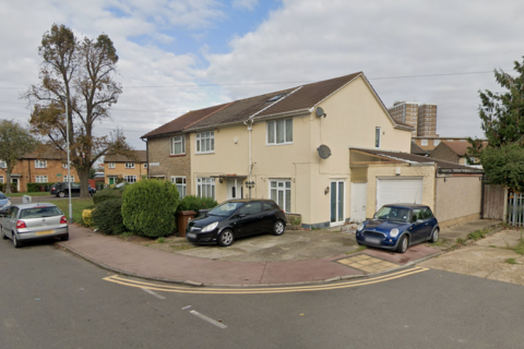 1 bedroom flat to rent, Calverley Crescent, Dagenham RM10