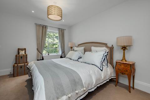 48c Queens Road, Weybridge, KT13 0GJ