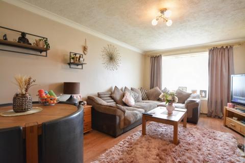 2 bedroom flat for sale, Stagelands, Langley Green, RH11