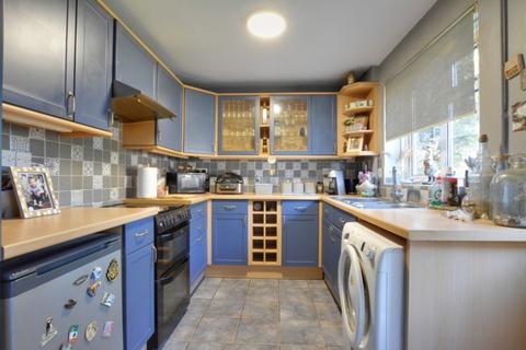 2 bedroom flat for sale, Stagelands, Langley Green, RH11