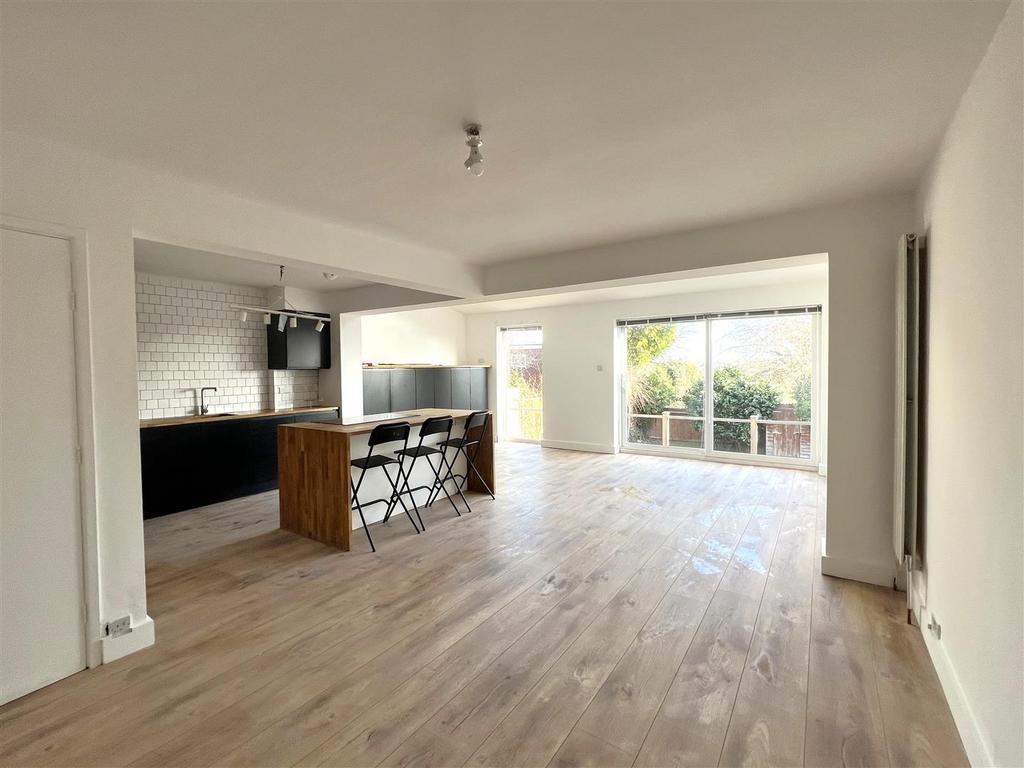 Camden Road, Bexley DA5 3 bed link detached house to rent £2,400 pcm (£554 pw)