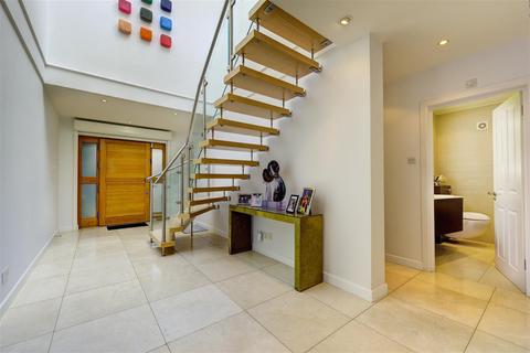 19 West Heath Avenue, London, NW11 7QP