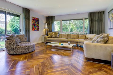 19 West Heath Avenue, London, NW11 7QP