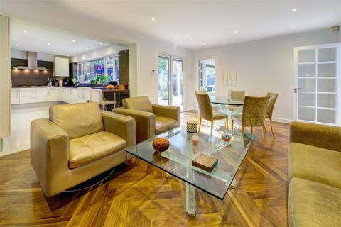 19 West Heath Avenue, London, NW11 7QP