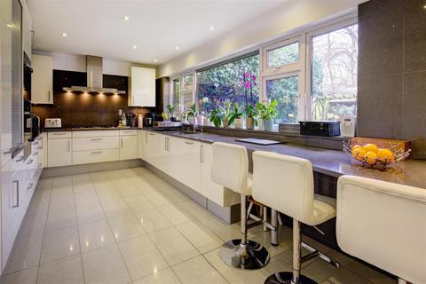 19 West Heath Avenue, London, NW11 7QP