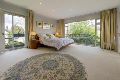 19 West Heath Avenue, London, NW11 7QP