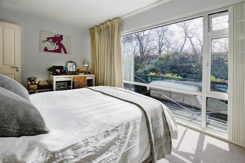 19 West Heath Avenue, London, NW11 7QP