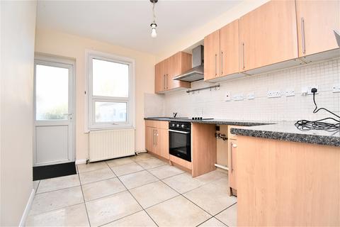 2 bedroom maisonette to rent, Peacock Street Gravesend DA12