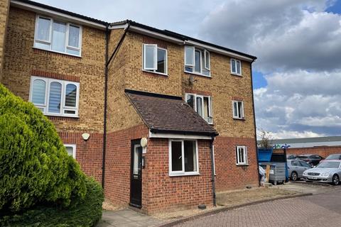 Studio to rent, Frazer Close, Romford.