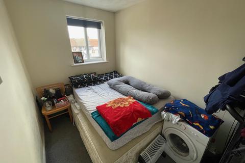 Studio to rent, Frazer Close, Romford.