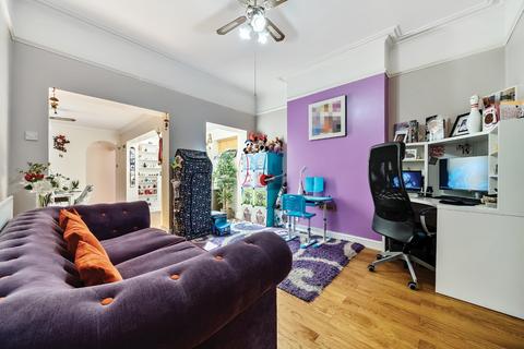 4 bedroom semi-detached house for sale, Avery Hill Road, London, SE9