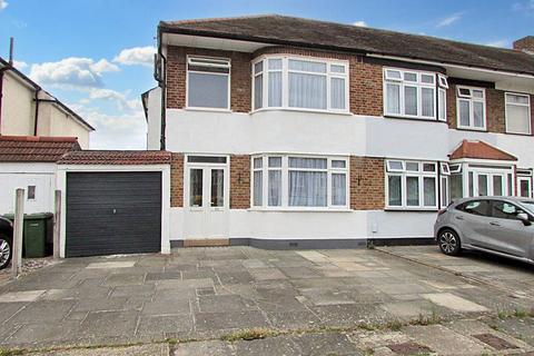 3 bedroom semi-detached house to rent, Heather Way, Romford RM1