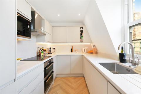 3 bedroom flat for sale, St. Georges Square, SW1V