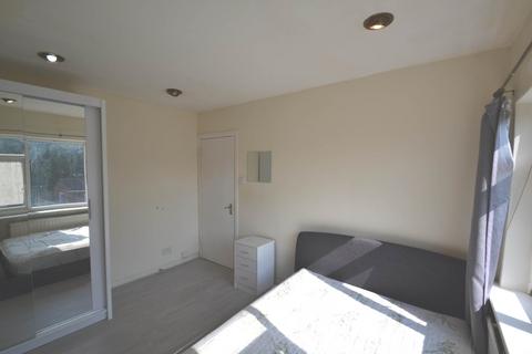 Flat to rent, Drew Gardens, Greenford