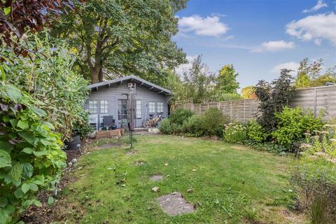 10 Spencers Road, Horsham, RH12 2JG