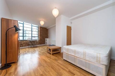 Studio to rent, Boss Street, Shad Thames, London, SE1