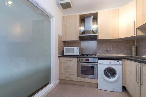 Studio to rent, Boss Street, Shad Thames, London, SE1