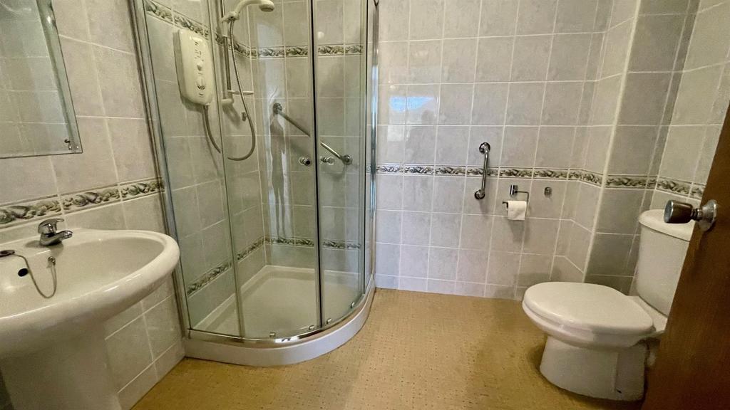 Tiled en suite 3 piece shower room