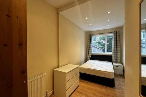 1 bedroom in a house share to rent, Old Hall Lane, Manchester M19