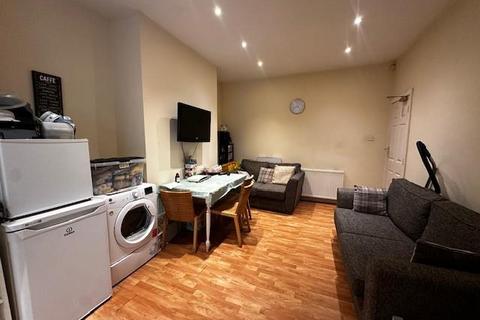 1 bedroom in a house share to rent, Old Hall Lane, Manchester M19