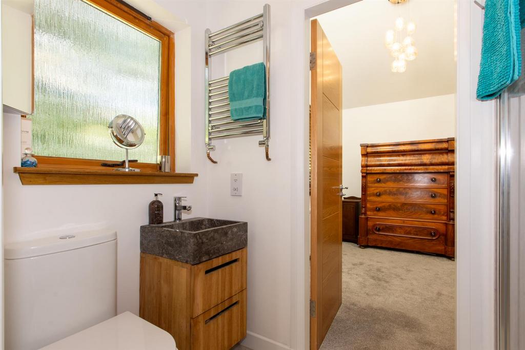 Principal bedroom en suite