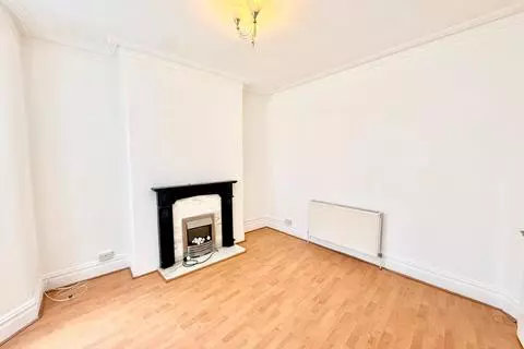 3 bedroom end of terrace house to rent - View 2