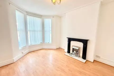 3 bedroom end of terrace house to rent - View 3