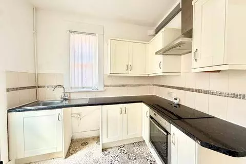 3 bedroom end of terrace house to rent - View 4