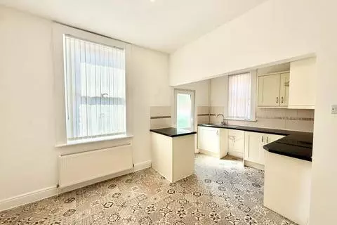 3 bedroom end of terrace house to rent - View 5