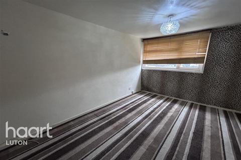 3 bedroom end of terrace house to rent, Waleys Close, Luton