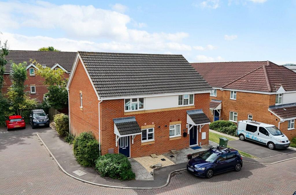Kings Chase, Andover, SP10 2 bed semi-detached house - £260,000