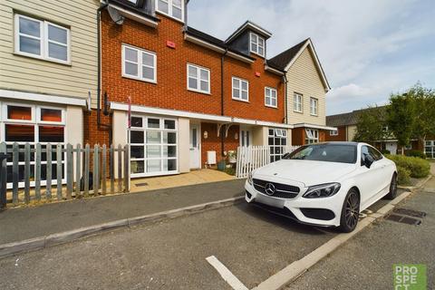 4 bedroom townhouse to rent, Daylesford Grove, Slough, Berkshire, SL1