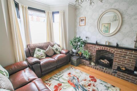 3 bedroom end of terrace house for sale, North Avenue, Southend On Sea, Essex