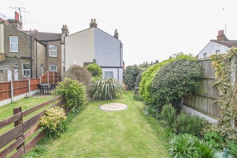 3 bedroom end of terrace house for sale, North Avenue, Southend On Sea, Essex