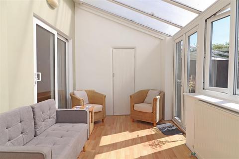 6 Prince Albert Square, Redhill, RH1 5AW
