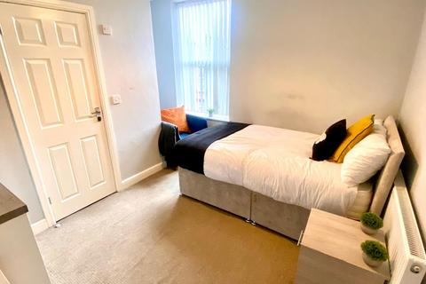 5 bedroom house share to rent, Trinity Street, Oldham,