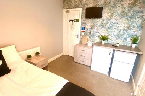 5 bedroom house share to rent, Trinity Street, Oldham,